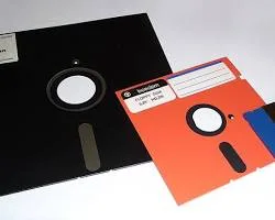 Größenvergleich: 5,25-Zoll und 3,5-Zoll-Diskette