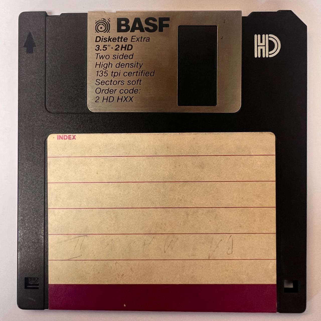 Vorderseite einer 3,5-Zoll-Diskette mit Metallschieber und Nabe