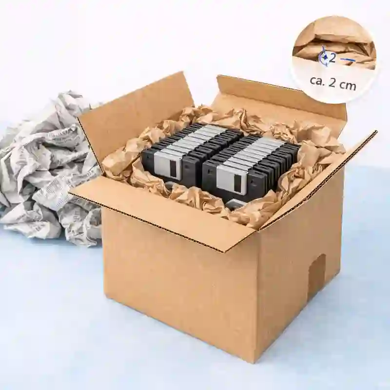 Hohlräume mit Packpapier ausfüllen