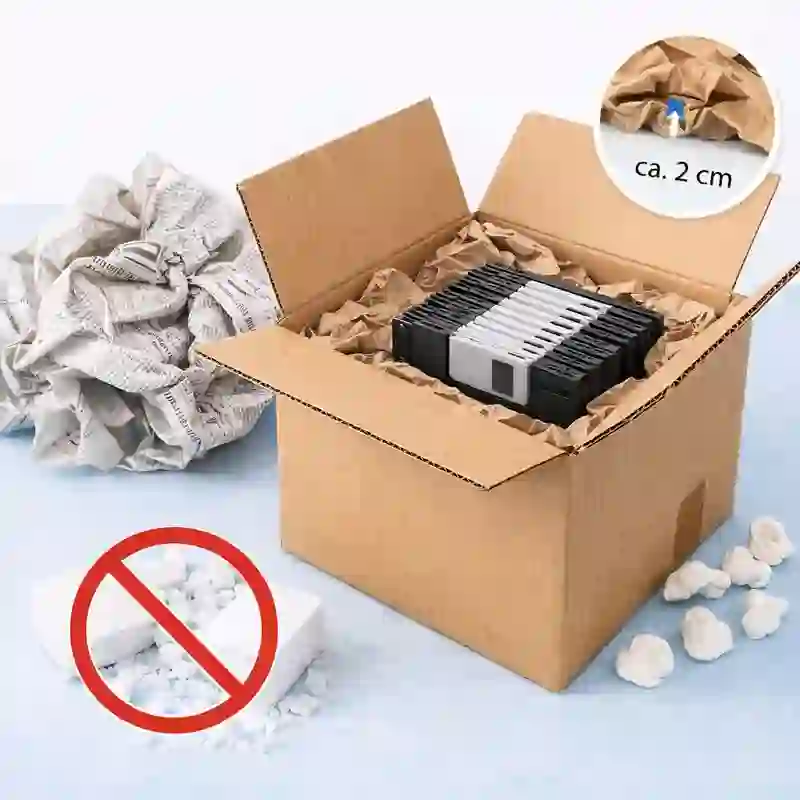 Kartonboden mit Packpapier polstern